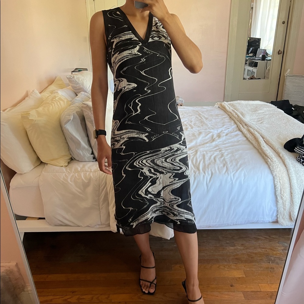 Unique Fashion Black and White Marble V-Neck Slip On Midi Shift Dress